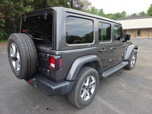 Used 2018 Jeep Wrangler Unlimited Sahara AWD/4WD image 7