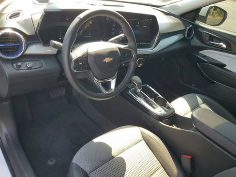 Certified 2024 Chevrolet Trax LT w/ Driver Confidence Package FWD image 18