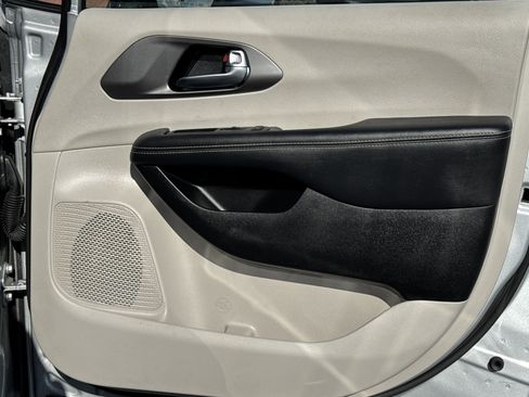 Used 2024 Chrysler Pacifica Touring-L image 15