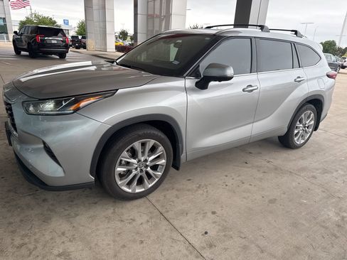 Used 2024 Toyota Highlander Limited AWD/4WD image 1