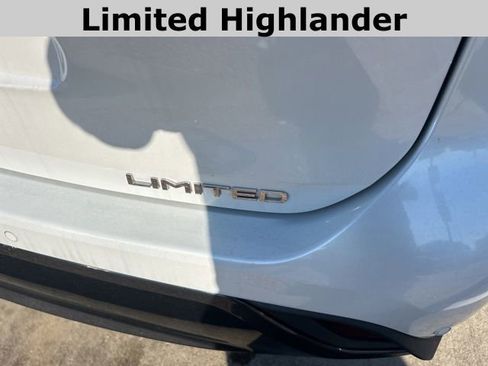Used 2022 Toyota Highlander Limited FWD image 3