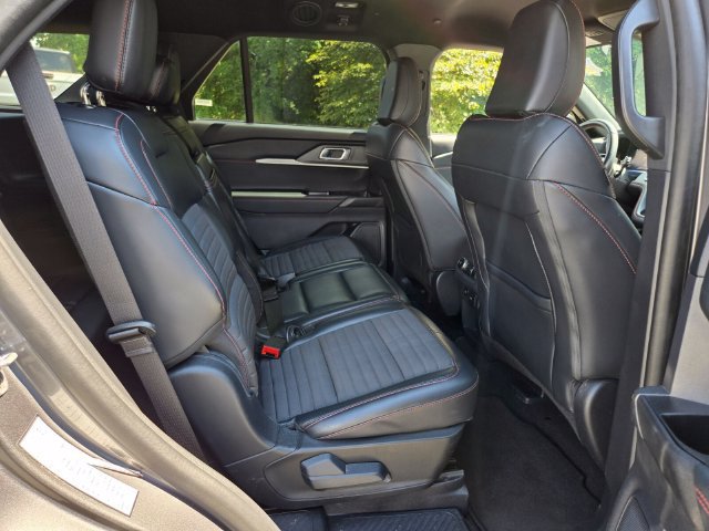 Used 2025 Ford Explorer ST-Line w/ ST-Line Street Pack AWD/4WD image 19