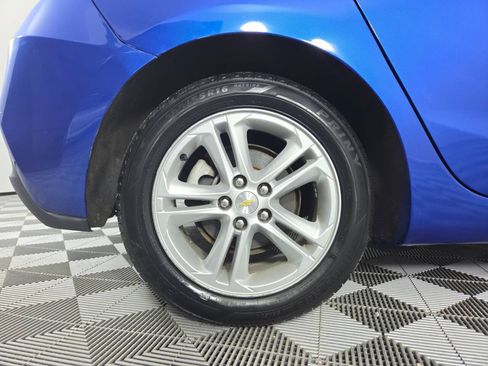 Used 2017 Chevrolet Cruze LT w/ Sun And Sound Package FWD image 9