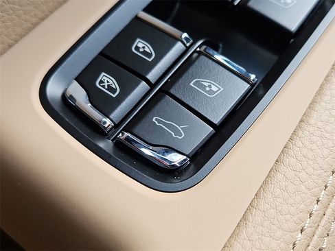 New 2026 Porsche Macan image 21