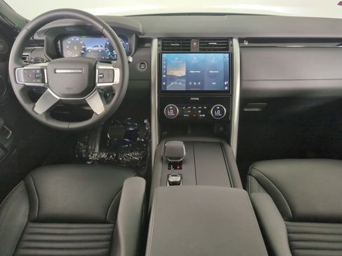Used 2025 Land Rover Discovery S image 3