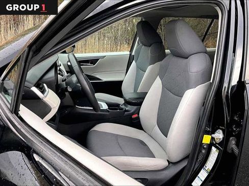 Certified 2020 Toyota RAV4 XLE w/ Convenience Package image 9