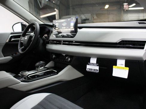 New 2025 Mitsubishi Outlander SE image 17
