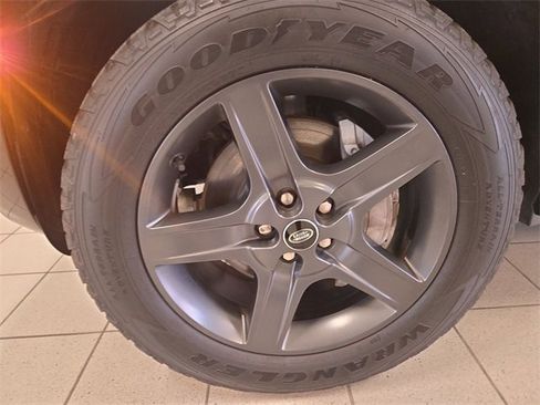 Used 2023 Land Rover Defender 110 X-Dynamic SE image 10