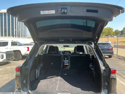 Used 2022 Toyota Highlander XLE AWD/4WD image 10