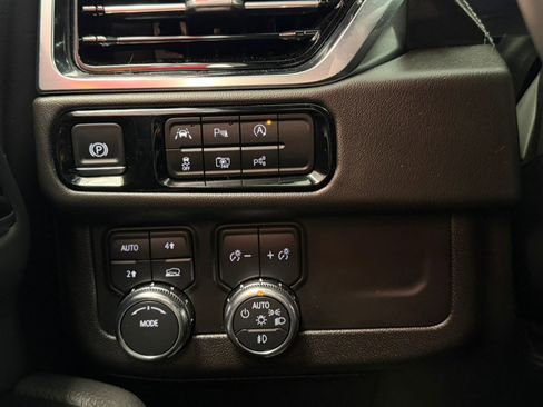 Used 2025 GMC Yukon Denali AWD/4WD image 30
