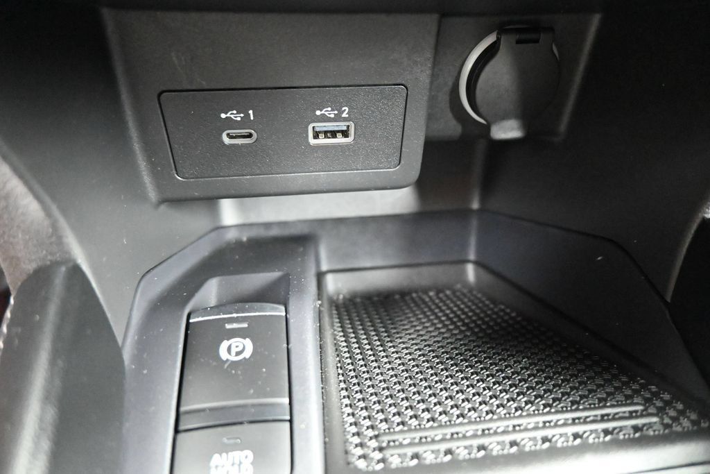 Used 2024 Nissan Kicks SR FWD image 12