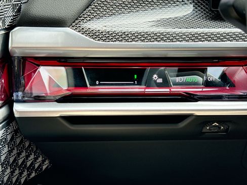 Used 2025 BMW 760i xDrive w/ Premium Package image 28