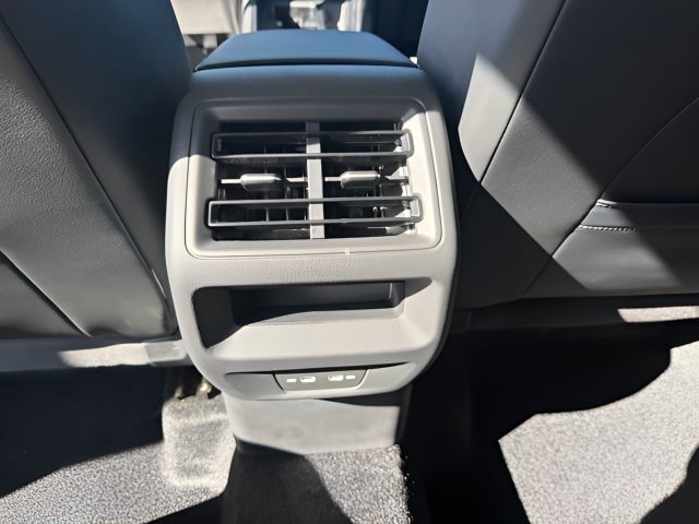 Certified 2025 Volkswagen Tiguan SE FWD image 8