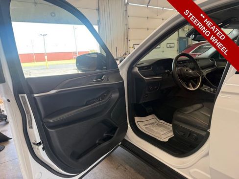 Used 2024 Jeep Grand Cherokee Limited w/ Black Appearance Package AWD/4WD image 12