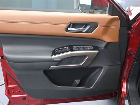 Used 2025 Nissan Pathfinder Platinum image 17