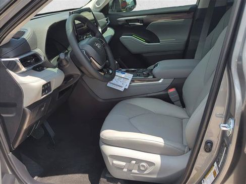 New 2026 Toyota Highlander Platinum AWD/4WD image 15