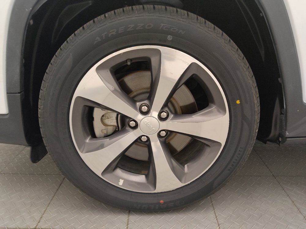 Used 2019 Jeep Cherokee Limited FWD image 31
