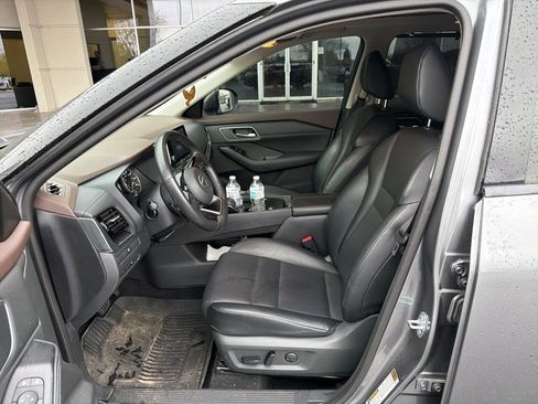 Used 2021 Nissan Rogue SV w/ Premium Package image 7