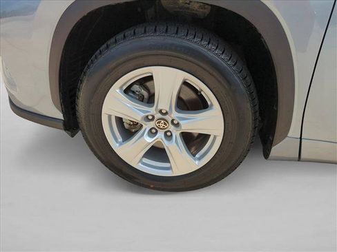 Certified 2024 Toyota Highlander LE FWD image 23
