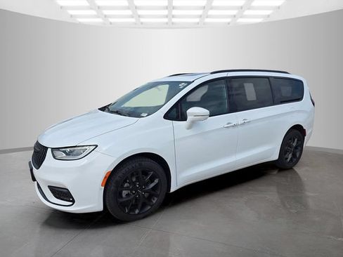 Used 2022 Chrysler Pacifica Limited w/ S Appearance Package AWD/4WD image 5