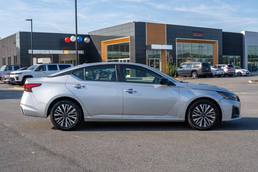 Used 2024 Nissan Altima 2.5 SV FWD image 8