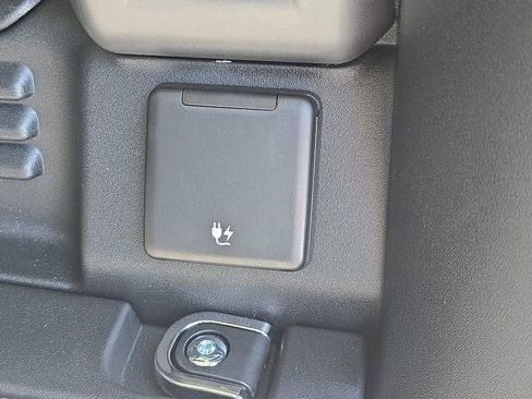 New 2026 Land Rover Defender 110 X-Dynamic SE image 13