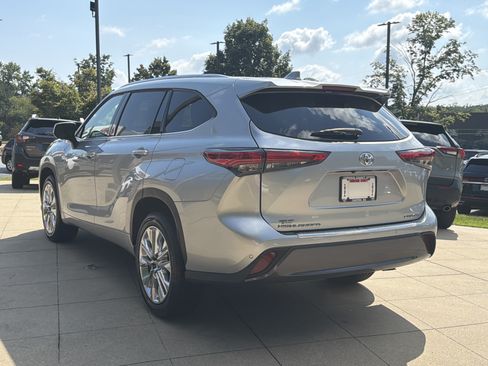 Used 2023 Toyota Highlander Limited FWD image 7