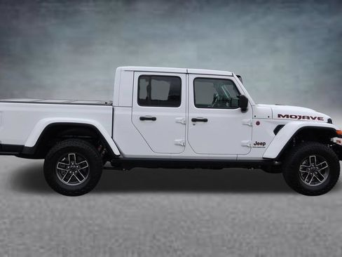 Used 2024 Jeep Gladiator Mojave AWD/4WD image 2