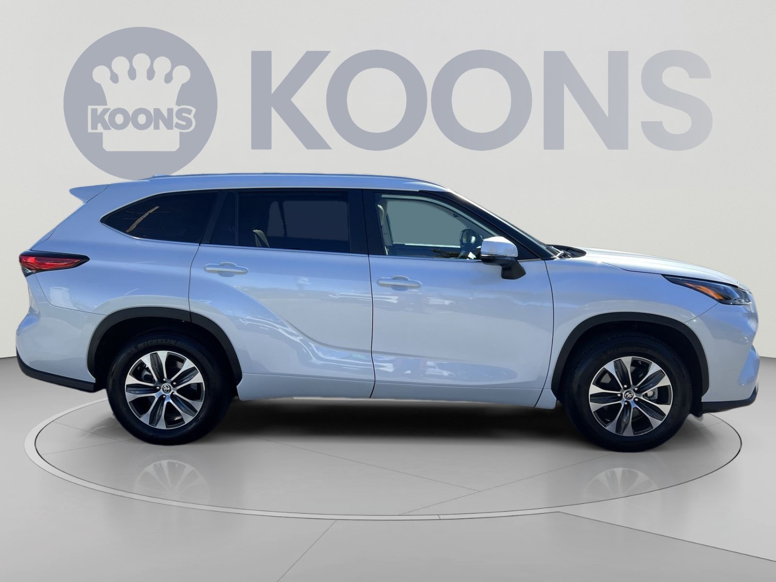 Used 2023 Toyota Highlander XLE FWD image 8