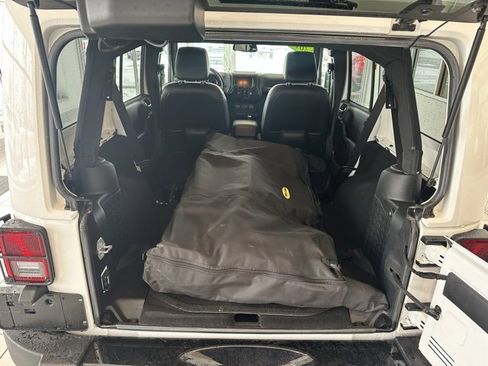 Used 2015 Jeep Wrangler Unlimited Sahara image 14