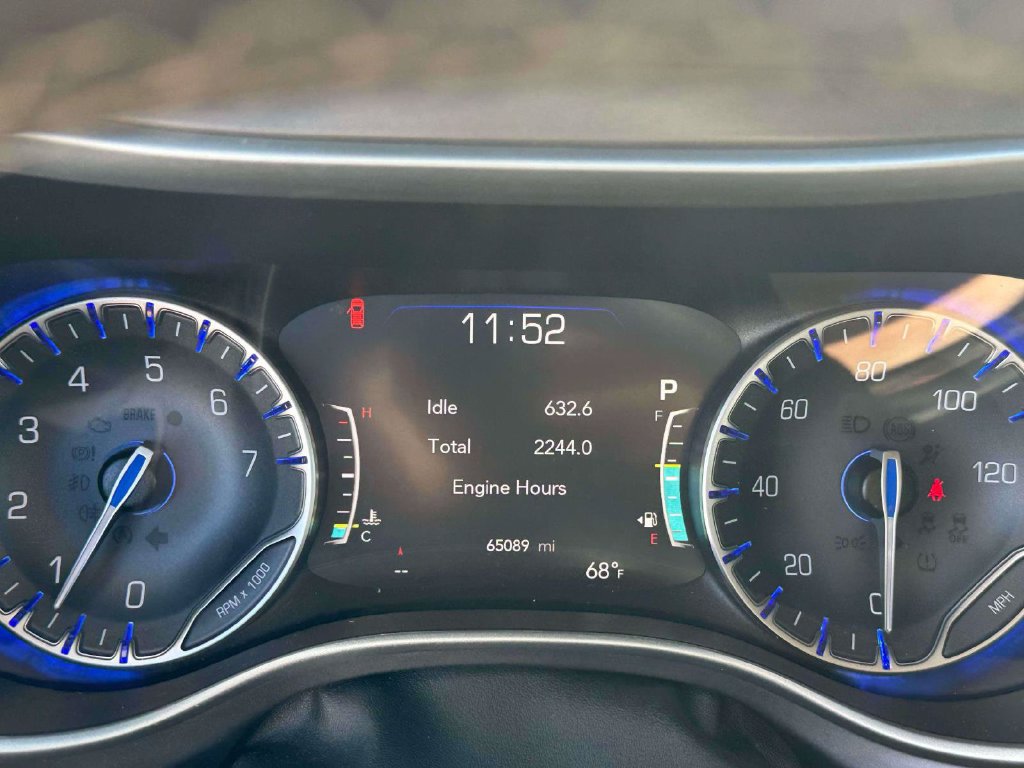 Used 2023 Chrysler Pacifica Touring-L FWD image 25