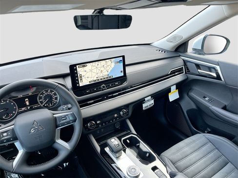 New 2025 Mitsubishi Outlander SE image 25
