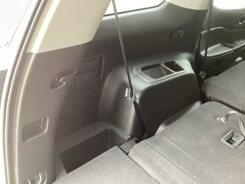 Used 2018 GMC Acadia SLT w/ LPO, Black Accent Package FWD image 13