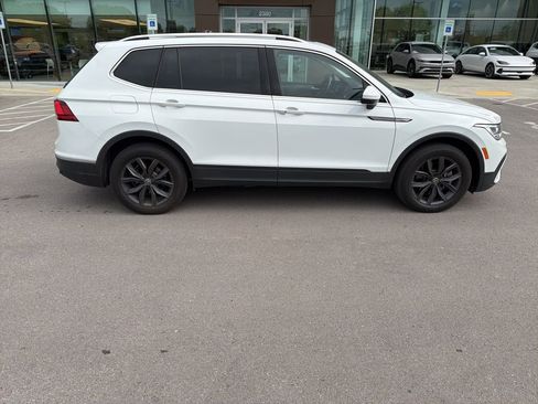 Used 2022 Volkswagen Tiguan SE w/ Panoramic Sunroof Package image 8