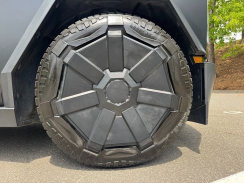 Used 2024 Tesla Cybertruck AWD Crew Cab image 60