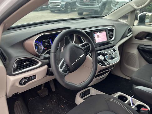 Used 2022 Chrysler Voyager LX FWD image 10