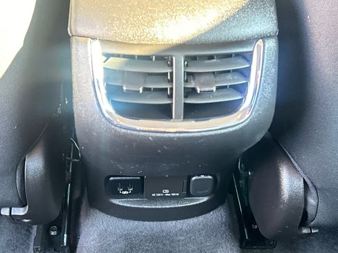 Used 2017 Chevrolet Malibu LT image 9