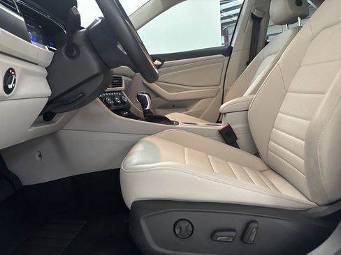 Used 2024 Volkswagen Jetta SE w/ Panoramic Sunroof Package image 9