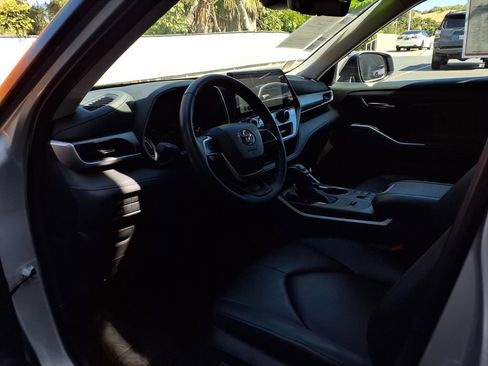 Certified 2025 Toyota Highlander XLE AWD/4WD image 16