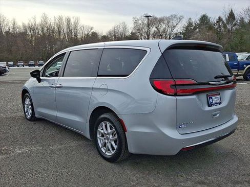 Certified 2024 Chrysler Pacifica Touring-L FWD image 8