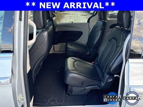 Used 2024 Chrysler Pacifica Touring-L image 6