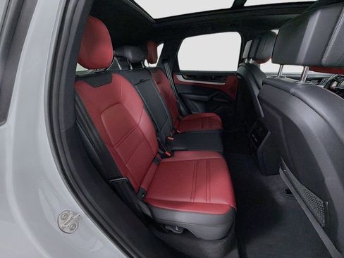 Certified 2024 Porsche Cayenne AWD/4WD image 28