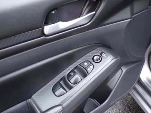 Used 2024 Nissan Altima 2.5 SV FWD image 12