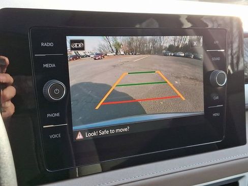 Certified 2025 Volkswagen Taos SE w/ Panoramic Sunroof Package image 24