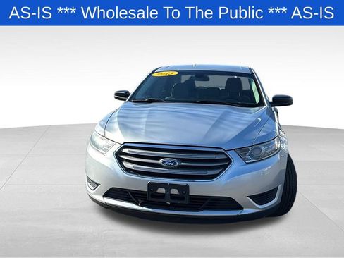 Used 2015 Ford Taurus SE image 2