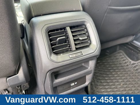 Used 2025 Volkswagen Taos SE w/ Panoramic Sunroof Package FWD image 21