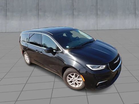 Used 2023 Chrysler Pacifica Touring-L FWD image 2