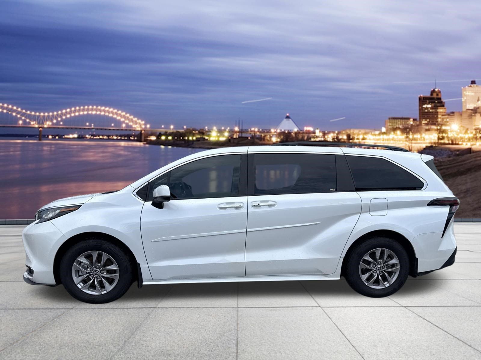 Used 2023 Toyota Sienna XLE AWD/4WD image 2