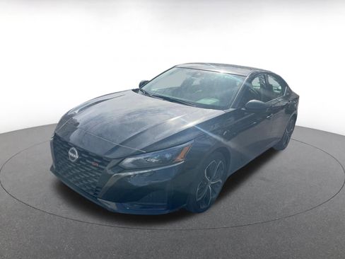 Used 2025 Nissan Altima 2.5 SV image 2