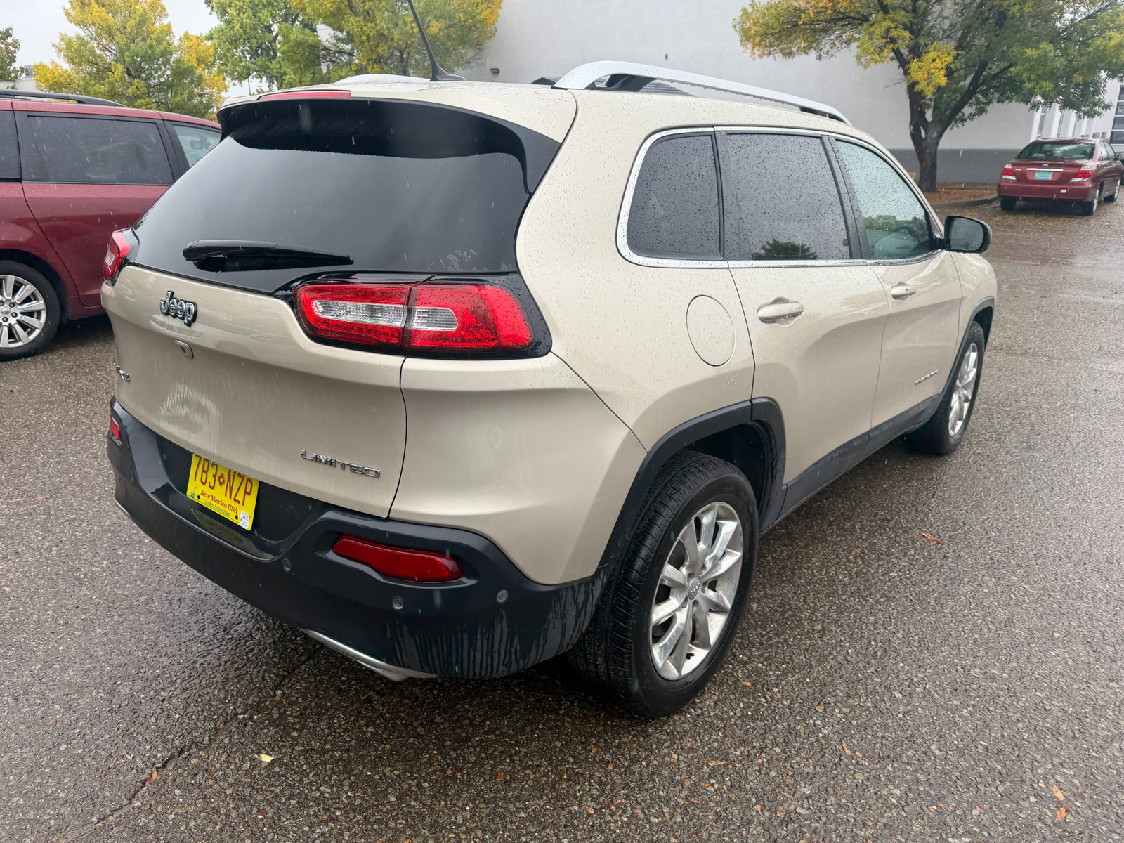 Used 2015 Jeep Cherokee Limited w/ Technology Group AWD/4WD image 17